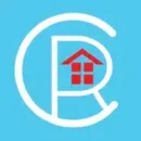 Logo immobilier CR stylisé sur fond bleu ciel. Grande lettre C blanche encadrant un R et une maison rouge à quatre fenêtres.